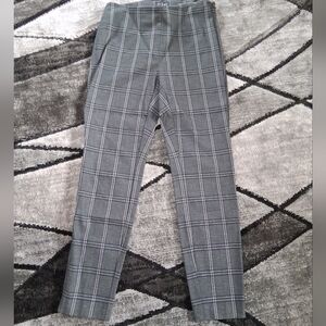 EUC White House Black Market The Skinny Ankle Size 4 Gray & White Plaid Pants!!